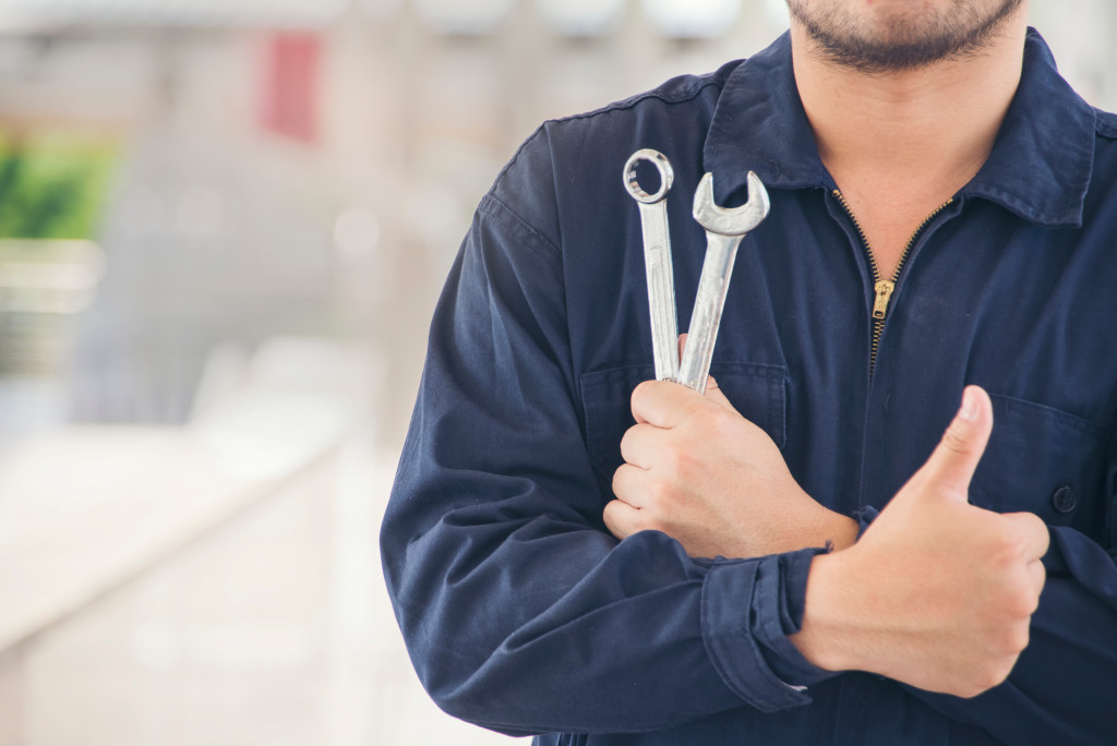 mechanic holding a thumbs up